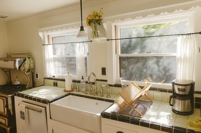 Building Photo - 3 Bed/2 Bath Craftsman Beauty in Historic ...