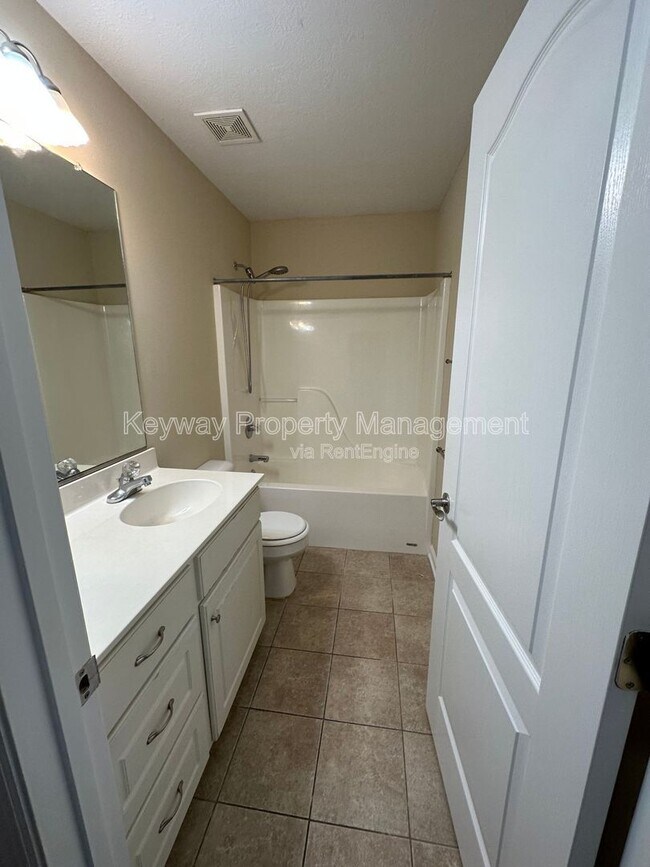 Building Photo - 2136 Sylvan Lake Dr