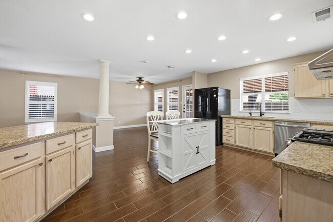 Building Photo - 37 Pinon Ct