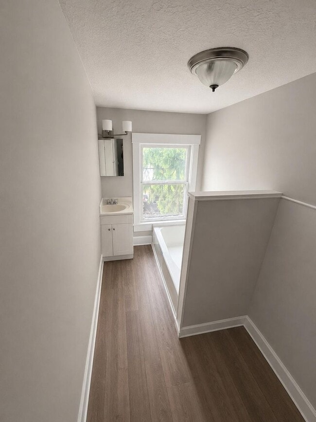 Building Photo - 4-Bedroom Home for Rent in Akron – Only $1,400!