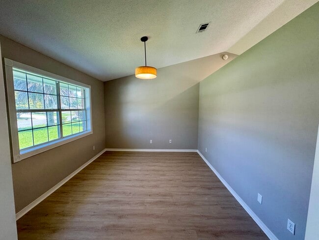 Building Photo - 529 Long Lake Dr