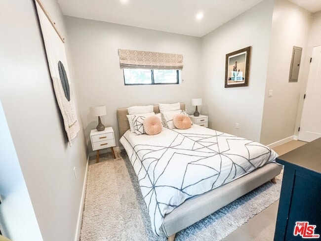 Building Photo - 3836 1/2 Seneca Avenue Unit