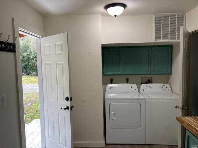 Building Photo - 5168 State Hwy 20