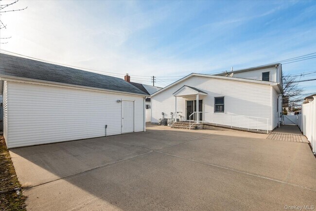 Building Photo - 89-10 157th Ave