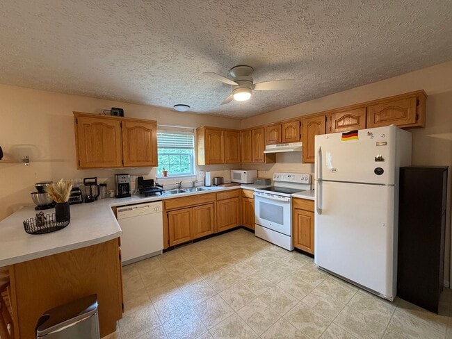 Building Photo - Fully Furnished Short Term Rental!