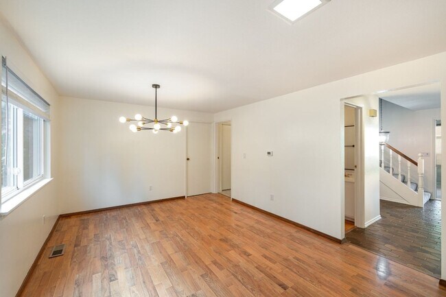 Building Photo - 4Bd/2.5Ba Bellevue Home