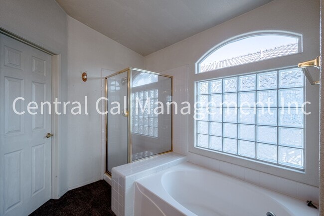 Building Photo - 4 Bedroom/3 Bath Home in the Southwest - $2495 per Month!