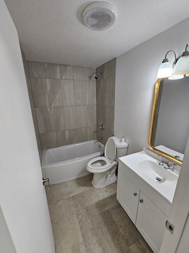 Building Photo - Charming 2-Bedroom Home with Garage in Prime Gresham Location