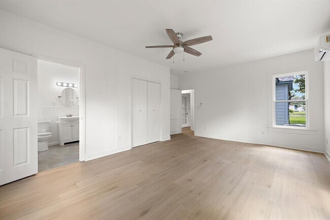 Building Photo - 1301 Sloan St