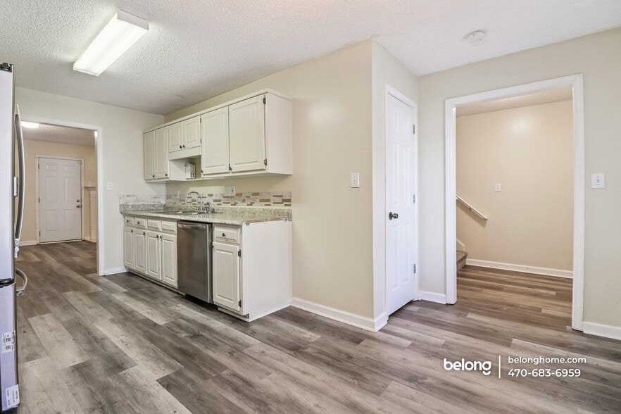 Building Photo - 8078 Woodlake Dr