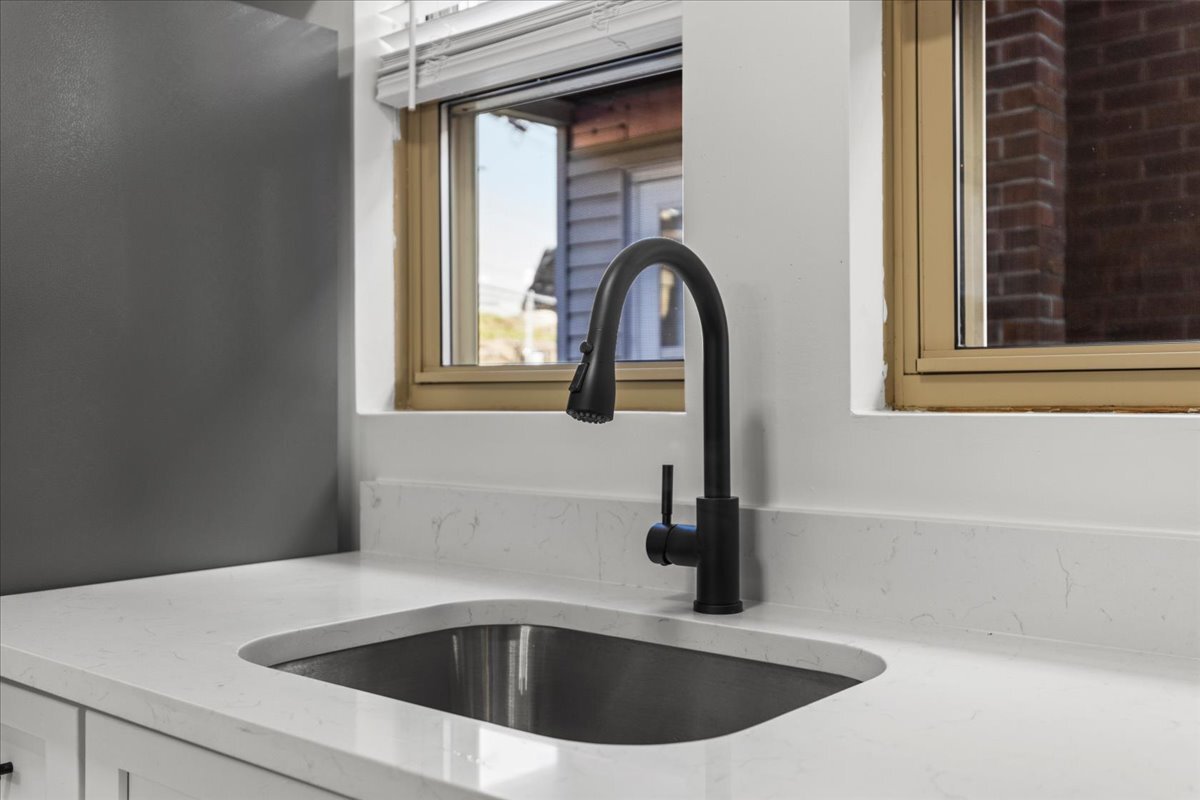 Building Photo - 2816 Clermont Ave