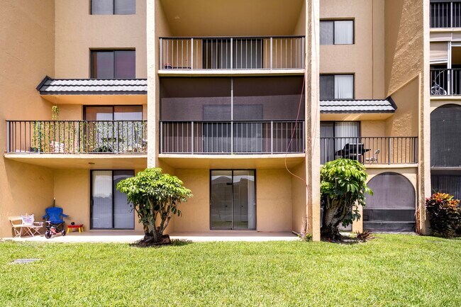 Building Photo - 2820 Tennis Club 204 Dr