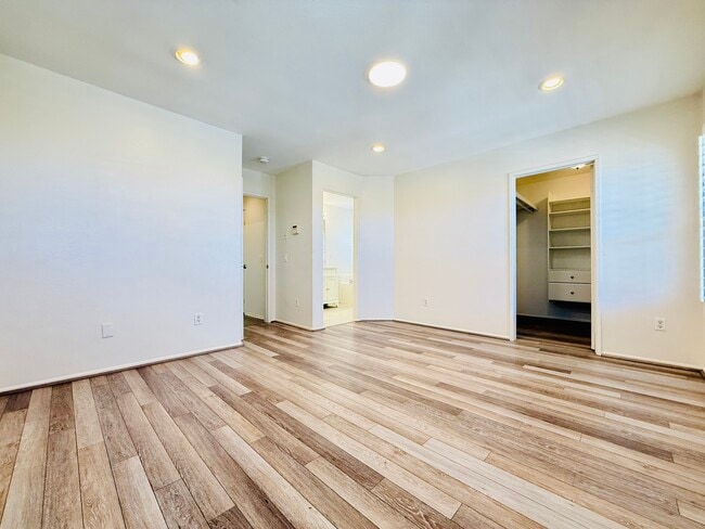Building Photo - 44608 Avenida Linda