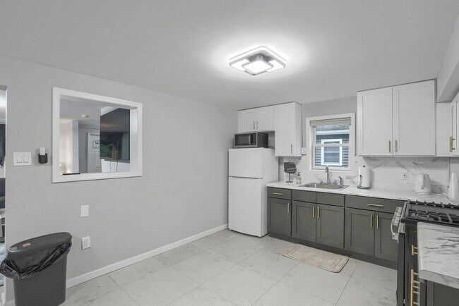 Building Photo - 763 Route 9W-SI ID1466556P