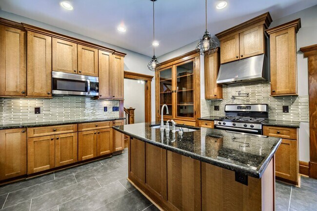Building Photo - Short North / Victorian Village Stunning Single Family House!