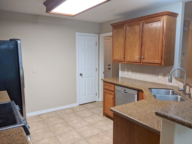 Building Photo - May Move In! 3 Bed 2 Bath In Edelweiss Gar...