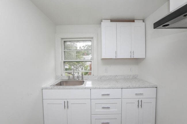 Building Photo - 4729 Pinehurst Ave