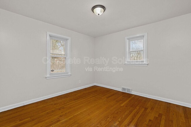 Building Photo - 375 Adrian Dr