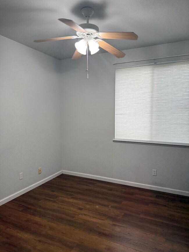 Building Photo - 108 Robinson Ct