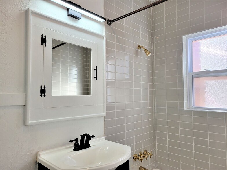 Building Photo - 723 East Dr