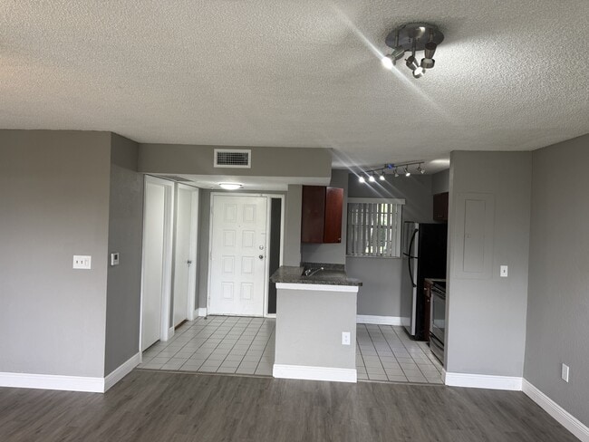 Building Photo - 2880 N Oakland Forest Dr