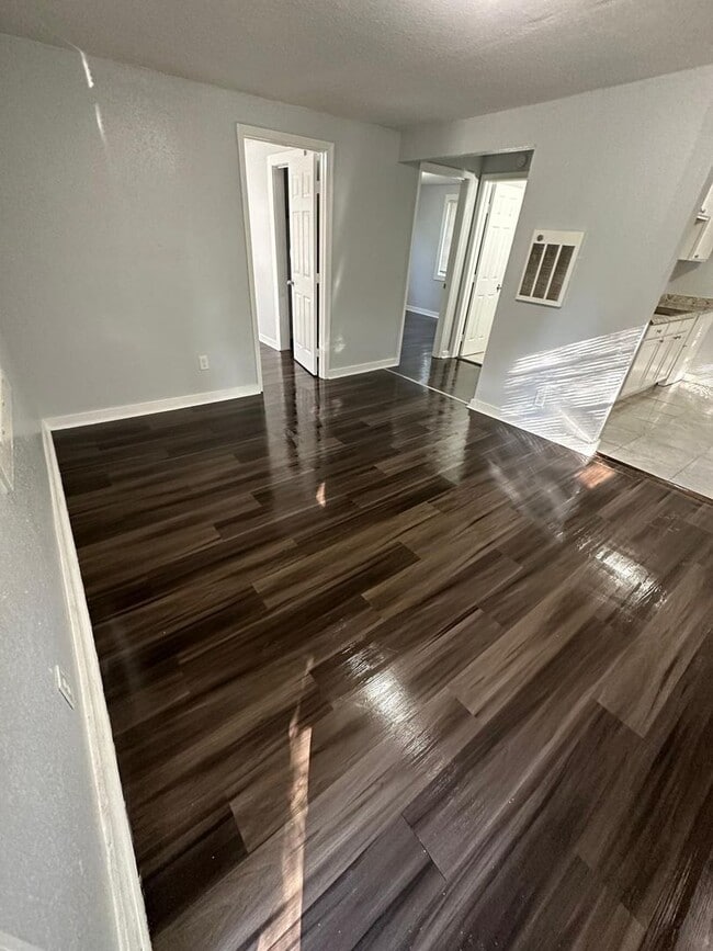Building Photo - Fully Renovated 2/1 Single Family Available Now!