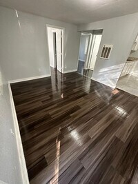 Building Photo - Fully Renovated 2/1 Single Family Available Now!