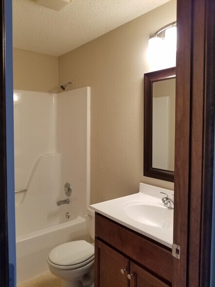 Building Photo - 9 Cherry Tree Ln