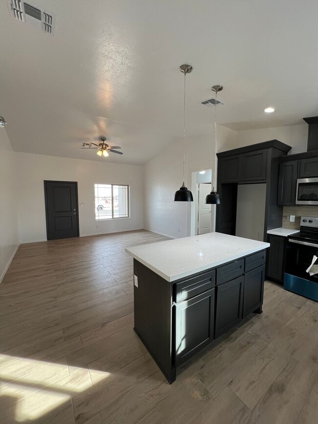 Building Photo - NEWER 3 BEDROOM HOME!