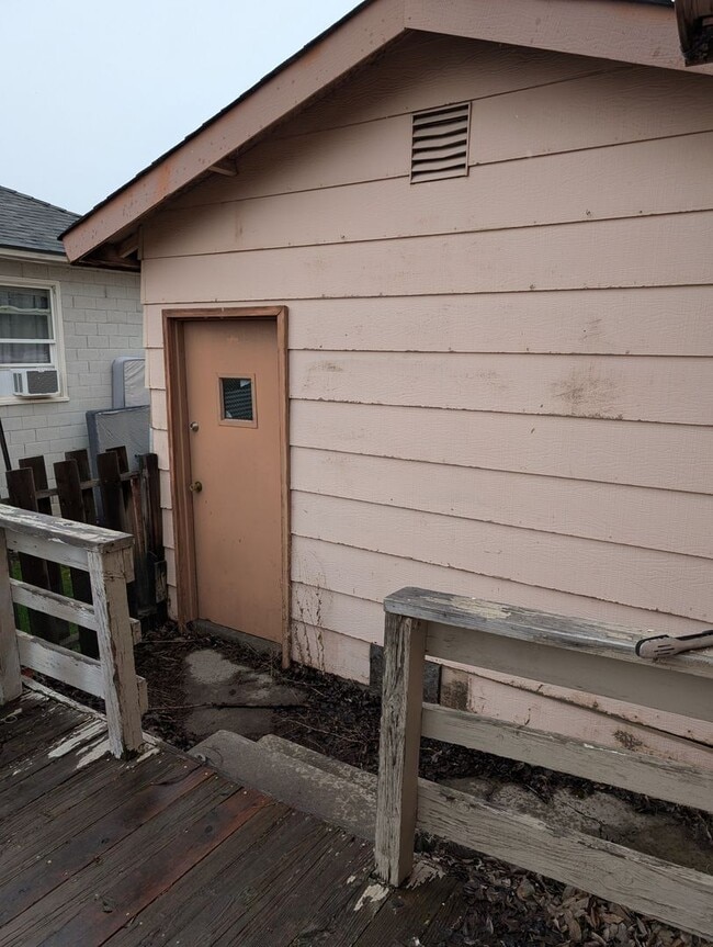 Building Photo - * PENDING APPLICATIONS* 2 Bedroom 1 Bath House