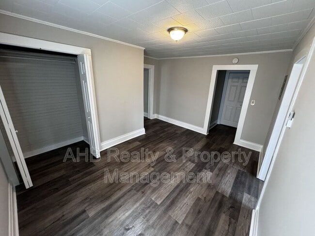 Building Photo - 511 Cummings St