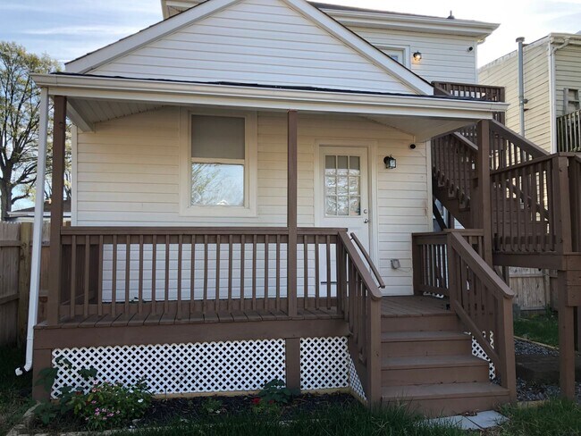 Building Photo - Renovated Duplex