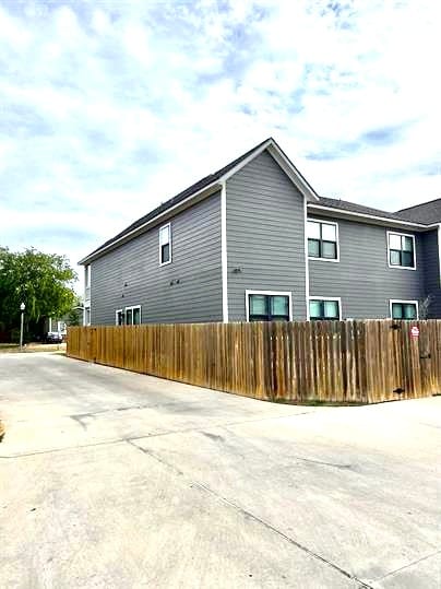 Building Photo - 910 Fairview Ave