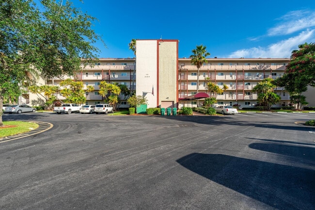 Building Photo - 2108 S Cypress Bend Dr