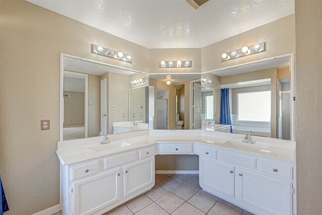 Building Photo - 13410 Lynnville Dr