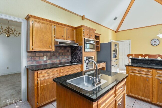 Building Photo - "Elegant 4-Bedroom Home in Bossier City with Granite Countertops & Cozy Fireplace!"
