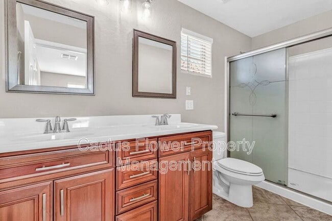 Building Photo - 2544 E Vermont Dr