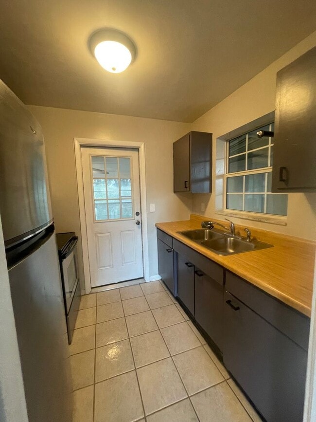 Building Photo - 2 Bed 1 Bath Home | Pet Friendly | Washer Dryer Hook Ups | Section 8 Welcome