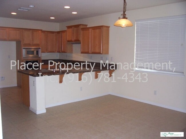 Building Photo - Available now.   Beautiful 3 Bdrm+den, Gra...
