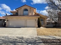 Building Photo - NE Heights Home