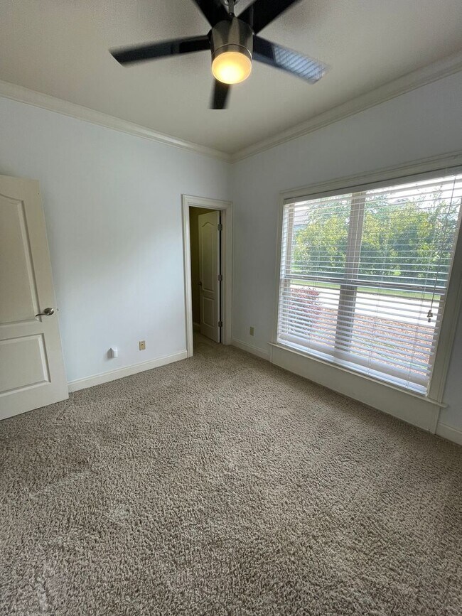 Building Photo - Beautiful 5 Bedroom 3 Bath In Taylor Lakes...