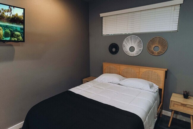 Building Photo - 2002 Rosewood Ave