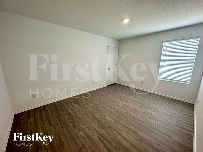 Building Photo - 2408 Lake Hls