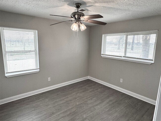 Building Photo - 6321 Apache Dr