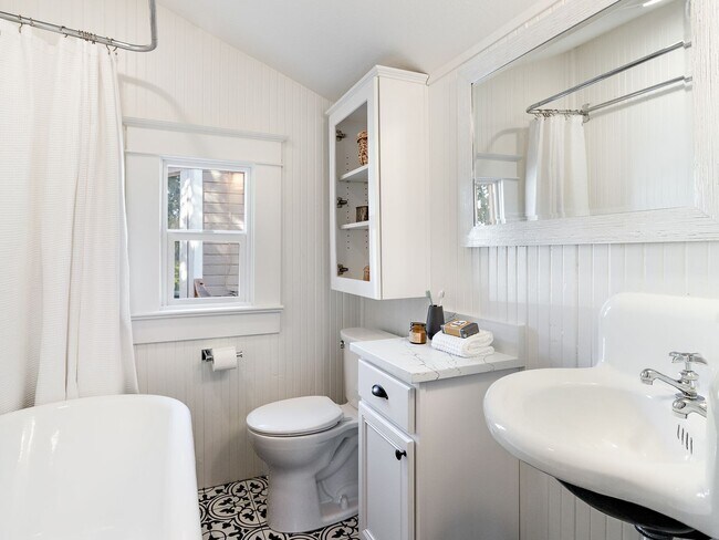 Building Photo - Gorgeous, updated 3-bdr Vernon bungalow w/...