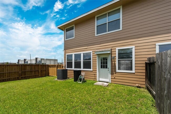 Building Photo - 14425 Rosehedge Ct