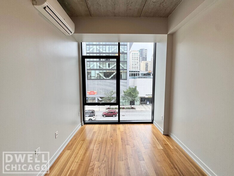 Building Photo - 640 N La Salle Dr