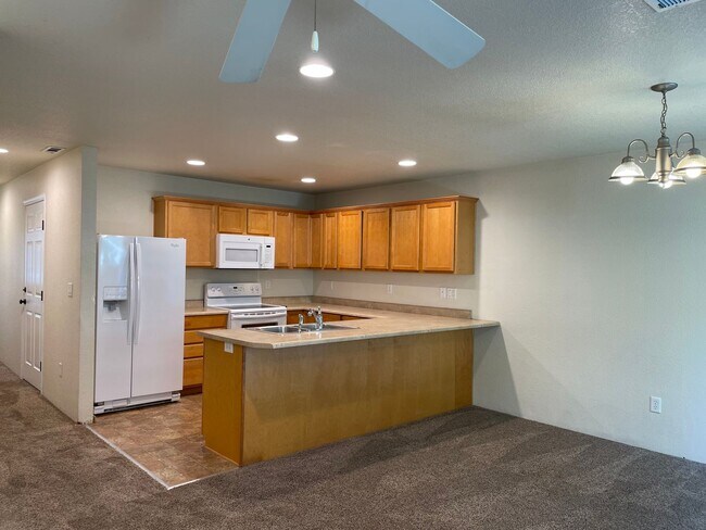 Building Photo - Very Nice 3 Bedroom 2.5 Bathroom Townhome ...