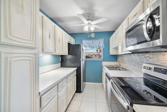 Building Photo - 212 W High Point Terrace