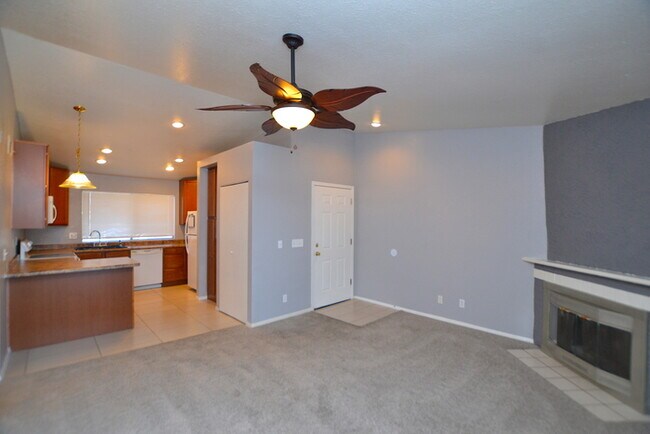 Building Photo - Beautiful 2 bedroom and 2 bath in Phoenix!
